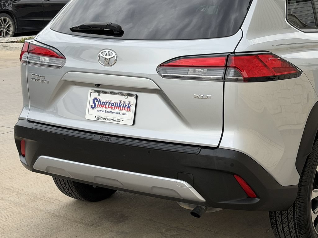 Used 2022 Toyota Corolla Cross XLE w/ Convenience Package FWD image 6