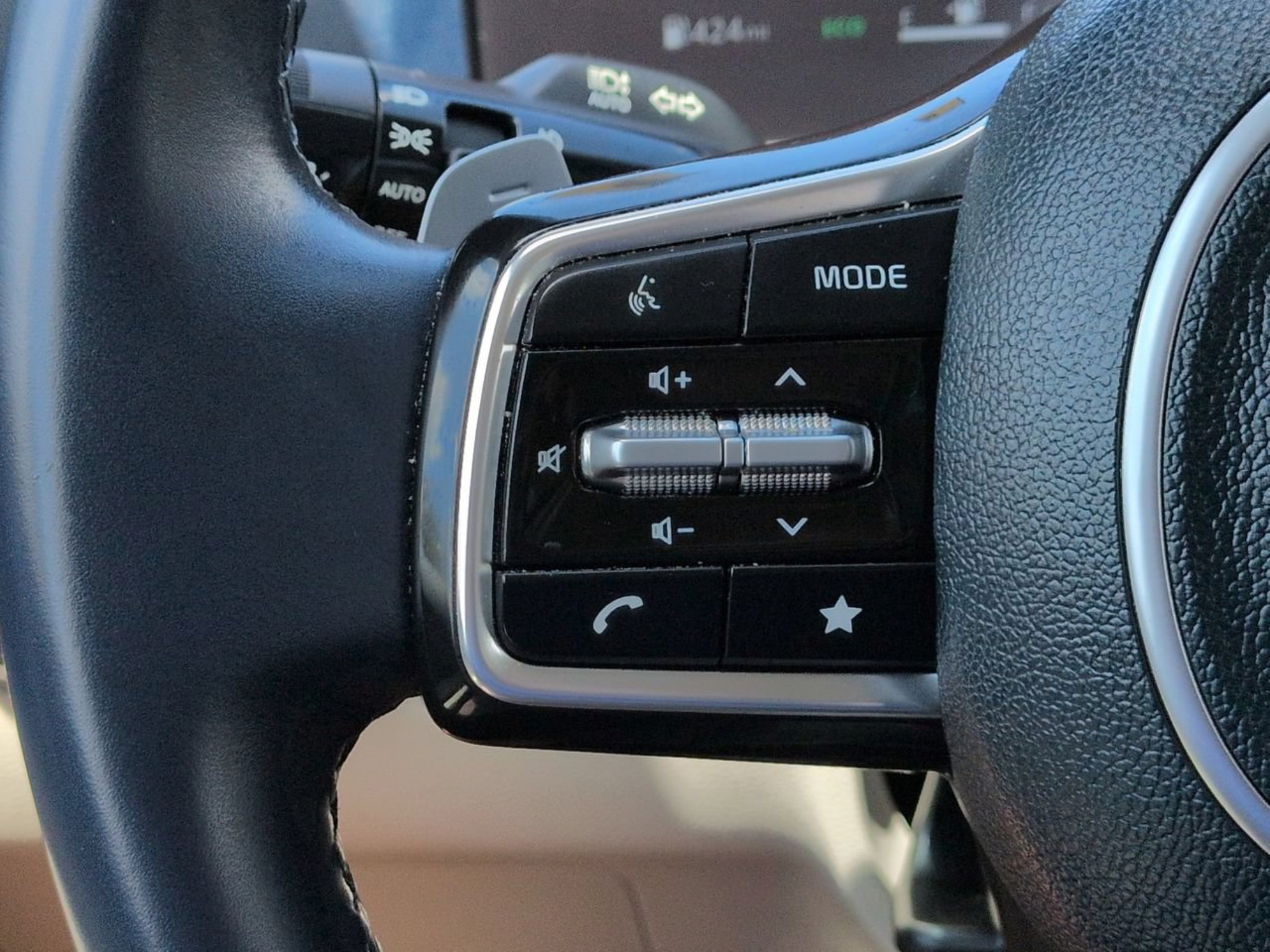 Certified 2025 Kia Carnival SX w/ SX Dark Edition Package FWD image 33