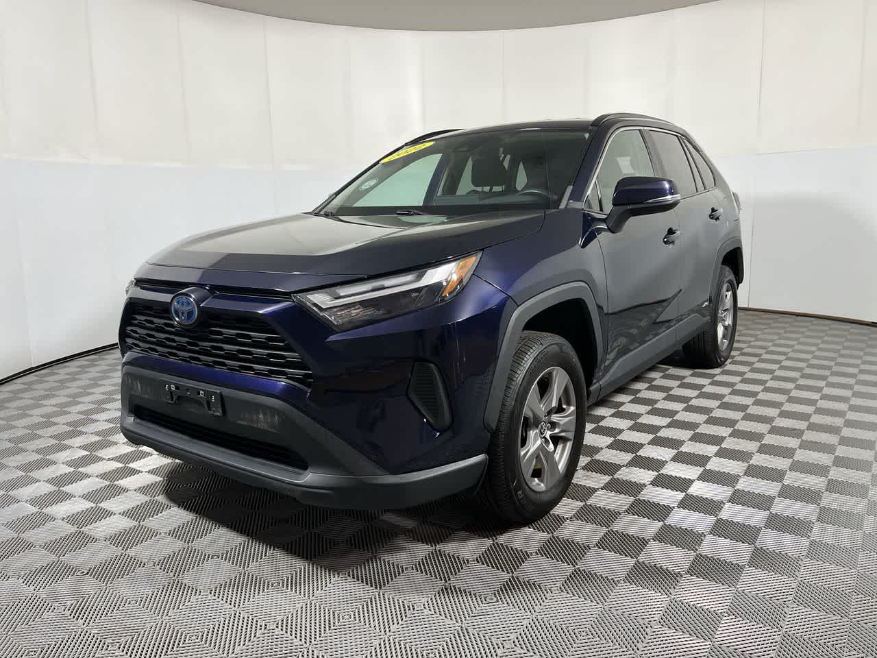 Used 2022 Toyota RAV4 XLE AWD/4WD image 4
