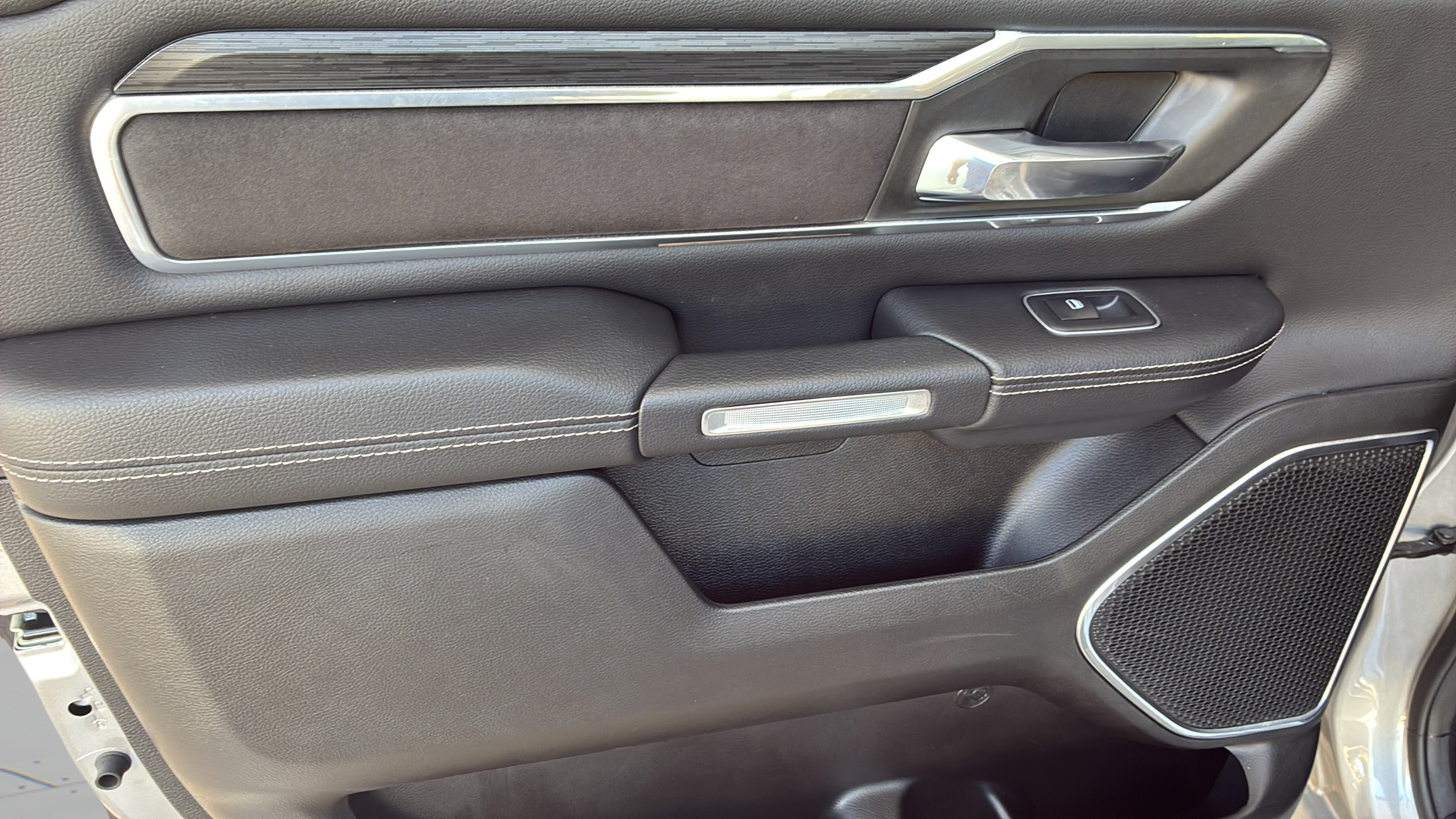 Used 2023 RAM 1500 Laramie AWD/4WD image 19