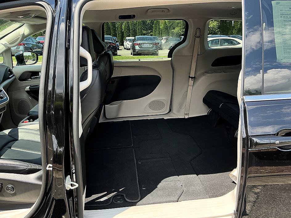 Used 2024 Chrysler Pacifica Touring-L FWD image 23