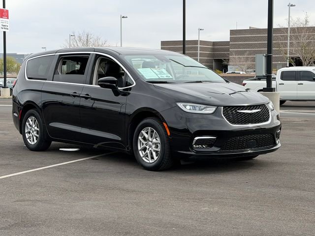 Used 2024 Chrysler Pacifica Touring-L image 9