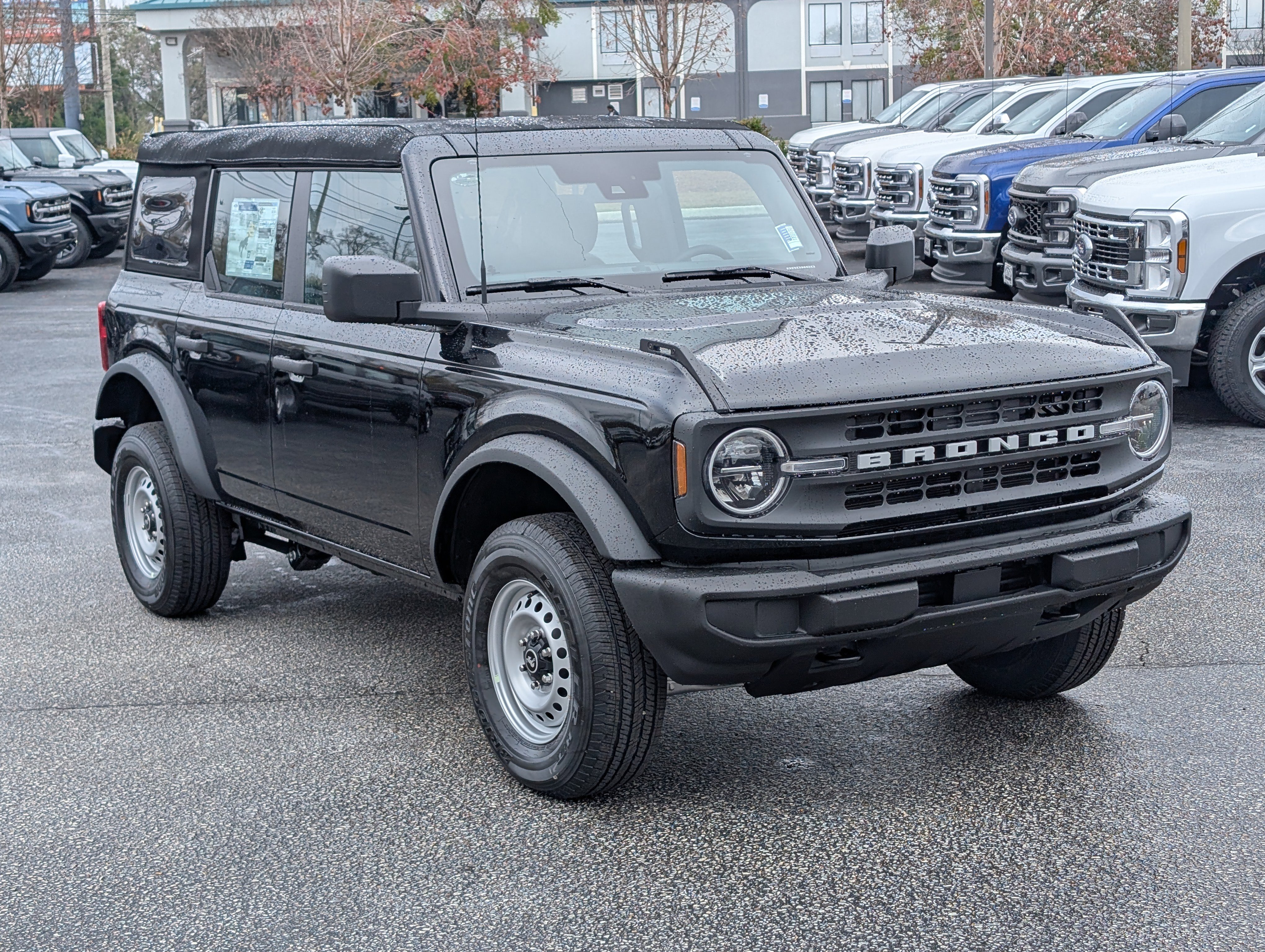 New 2025 Ford Bronco 4-Door image 4