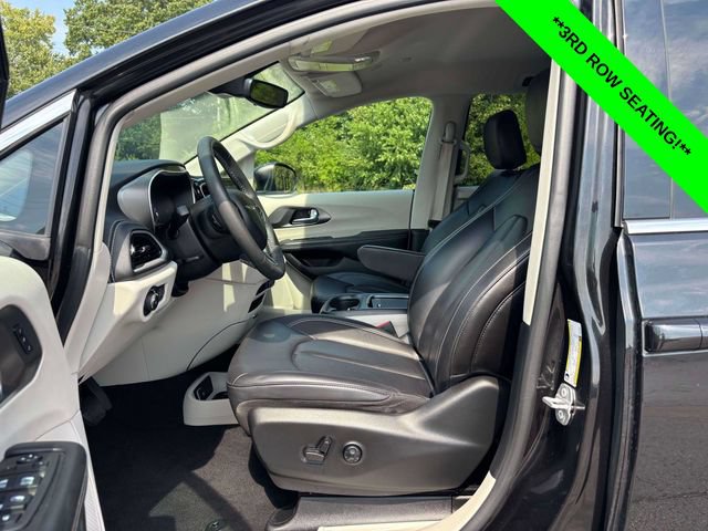 Used 2023 Chrysler Pacifica Touring-L FWD image 3