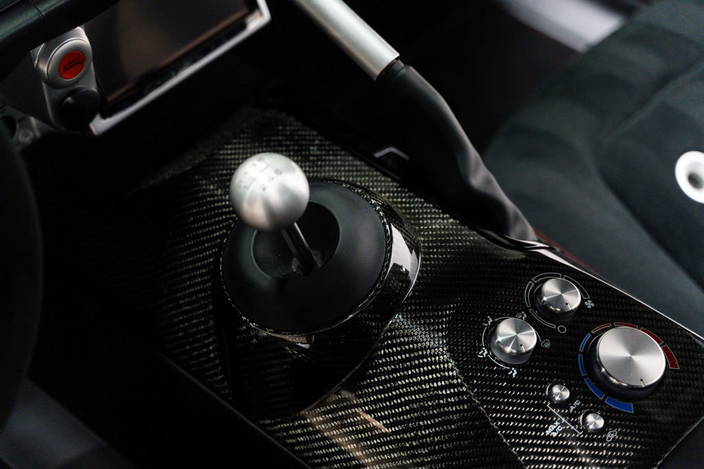 Used 2006 Ford GT RWD image 10