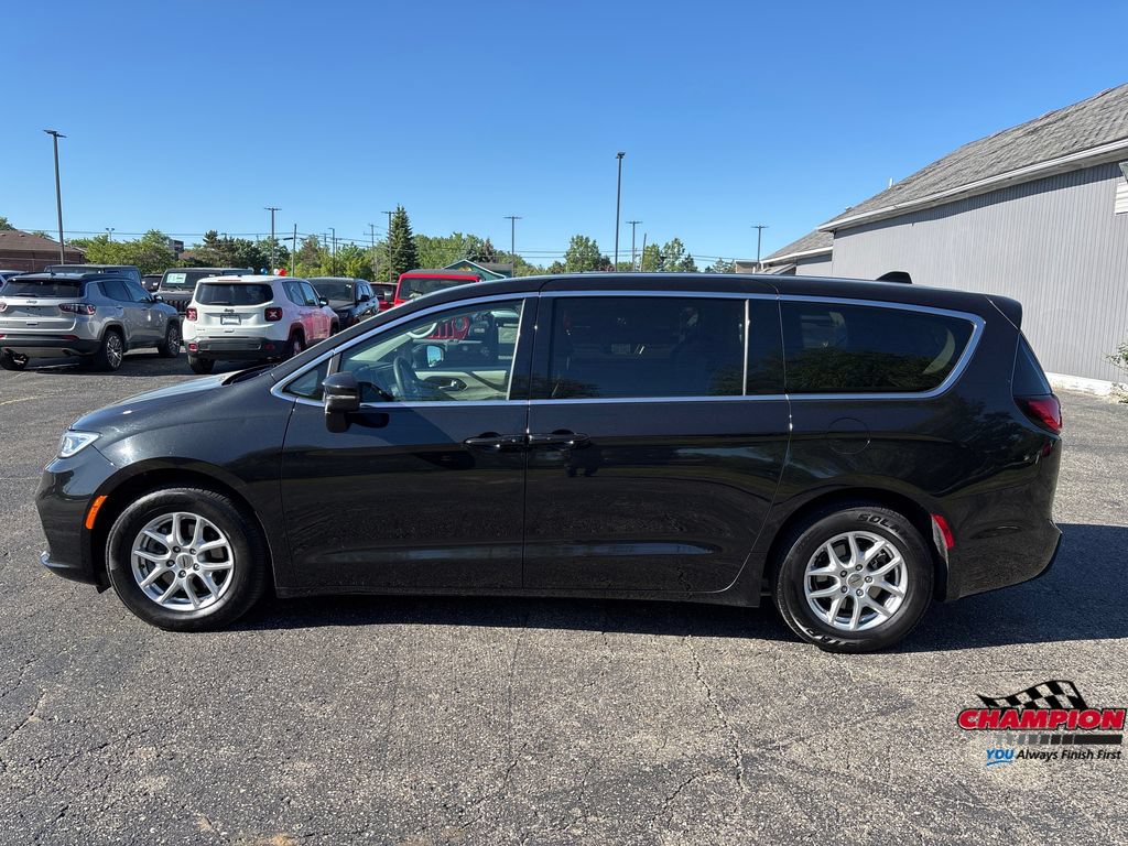 Used 2023 Chrysler Pacifica Touring-L FWD image 3