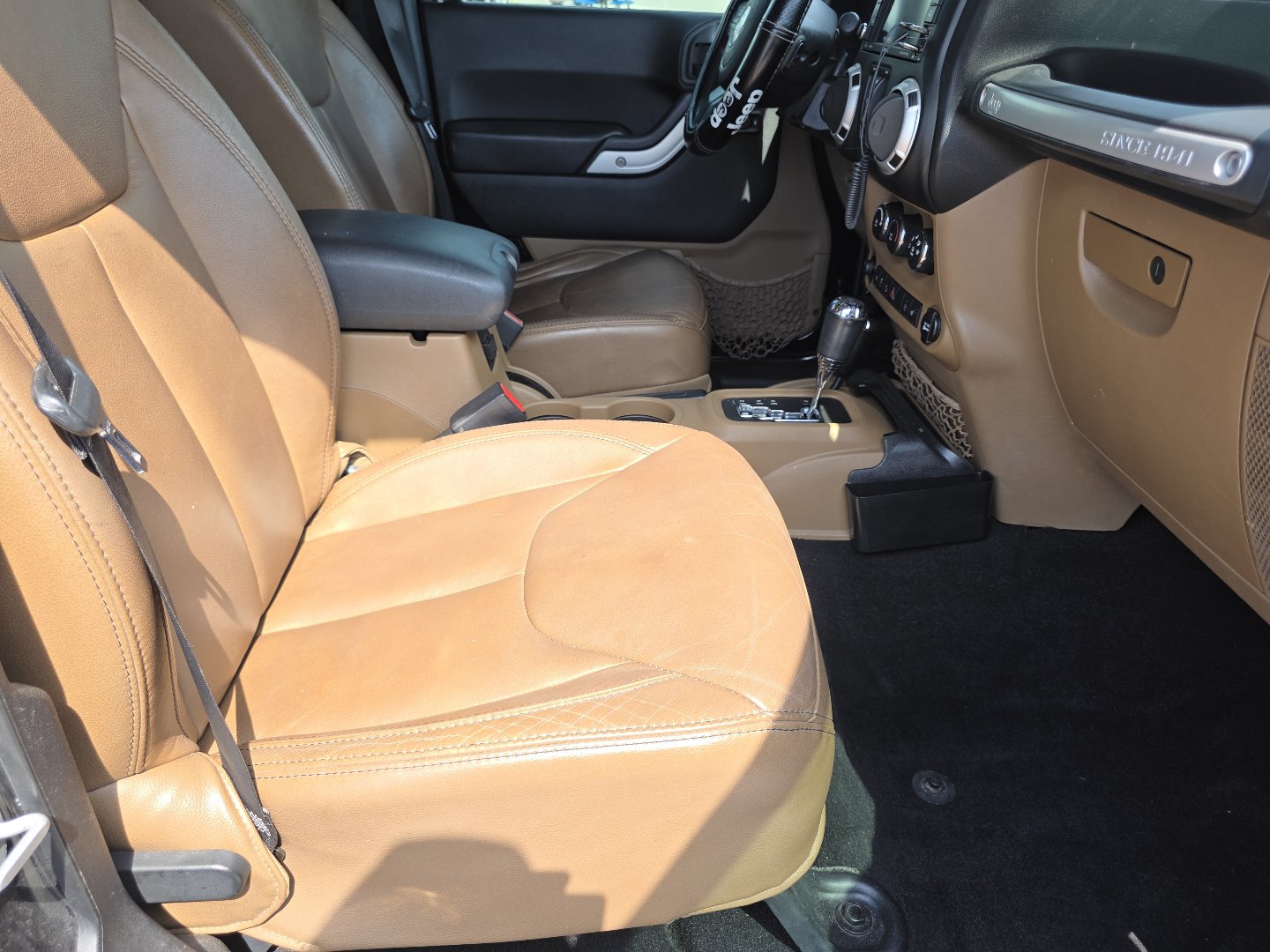Used 2014 Jeep Wrangler Unlimited Sahara w/ Connectivity Group AWD/4WD image 21