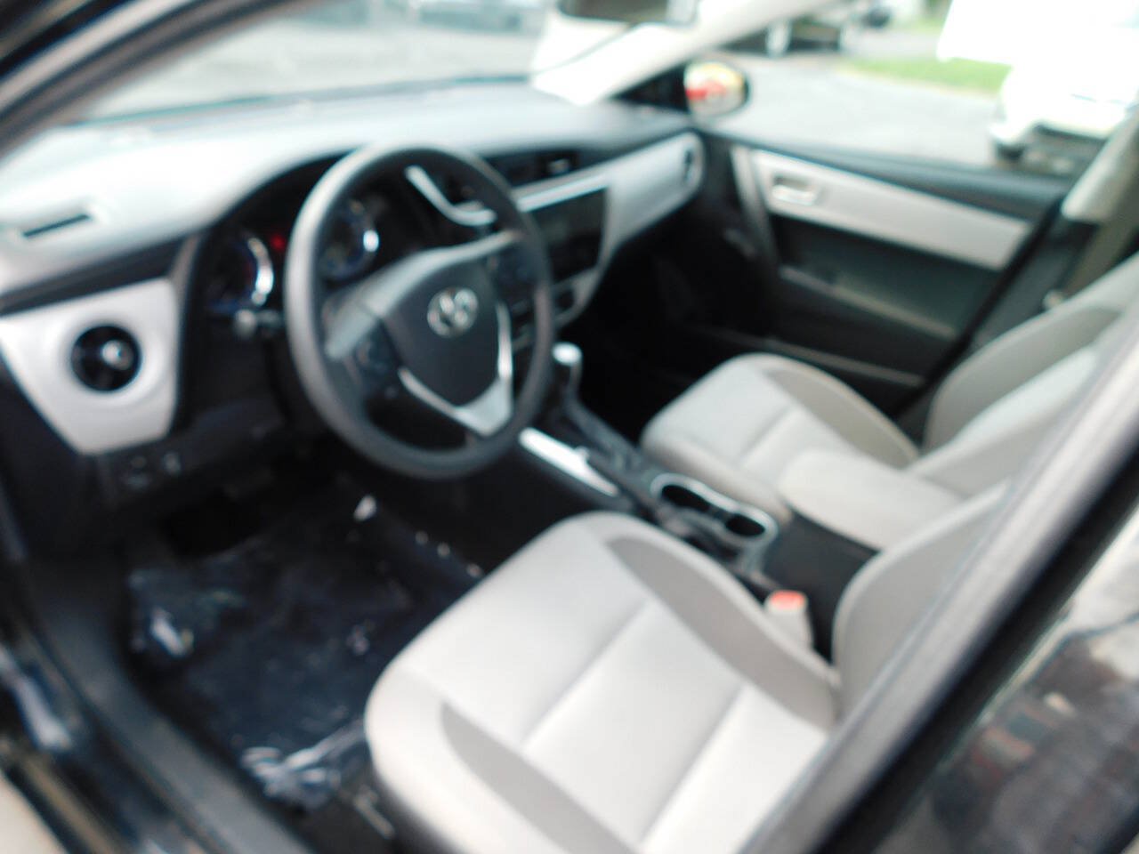 Used 2018 Toyota Corolla LE FWD image 18