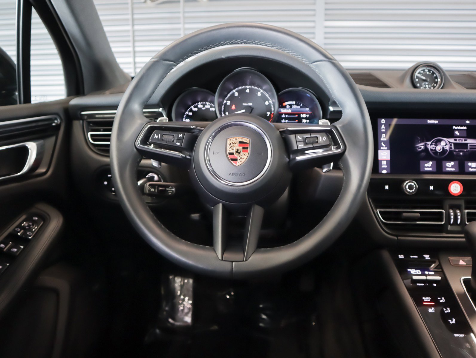 Certified 2023 Porsche Macan AWD/4WD image 13