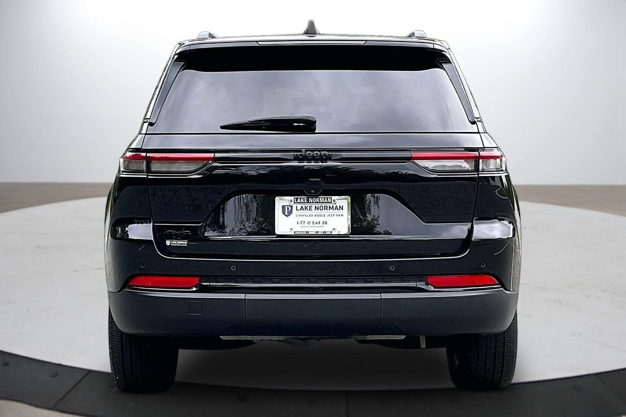 Used 2023 Jeep Grand Cherokee Altitude AWD/4WD image 8
