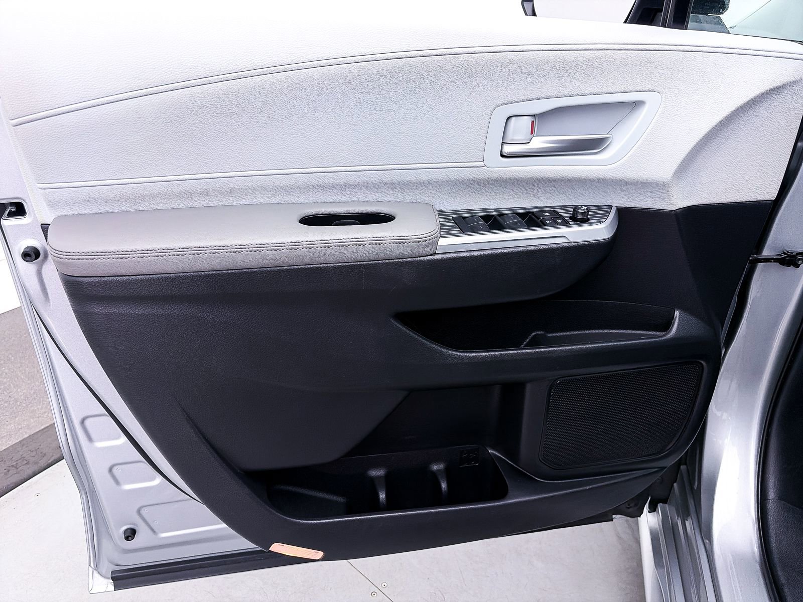 Used 2025 Toyota Sienna XLE FWD image 17