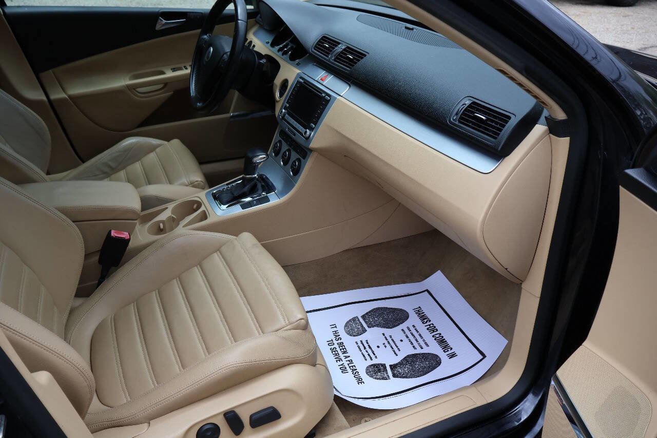 Used 2008 Volkswagen Passat VR6 FWD image 22