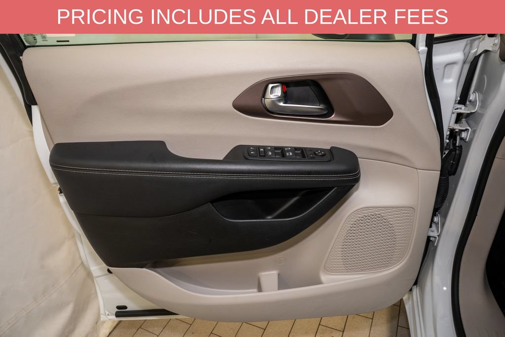 Used 2023 Chrysler Voyager LX FWD image 11