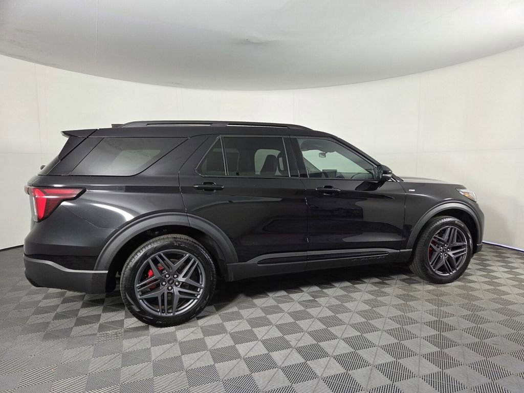 Used 2025 Ford Explorer ST-Line w/ ST-Line Street Pack AWD/4WD image 4
