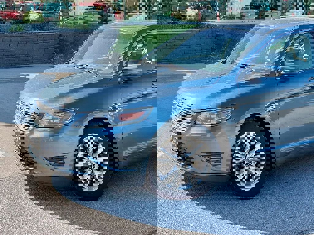 Used 2010 Ford Taurus SEL FWD image 2