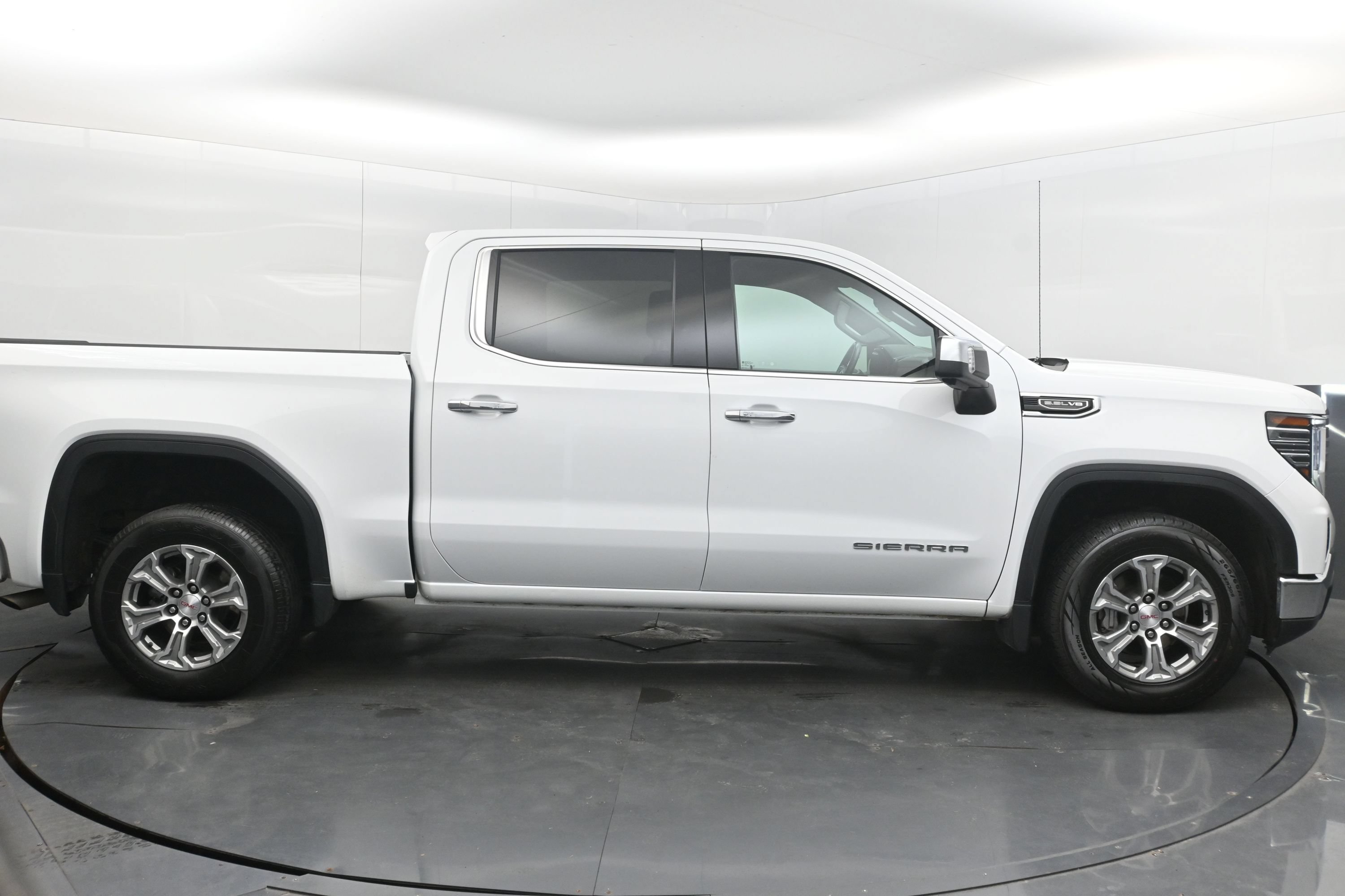 Used 2025 GMC Sierra 1500 SLT RWD image 10