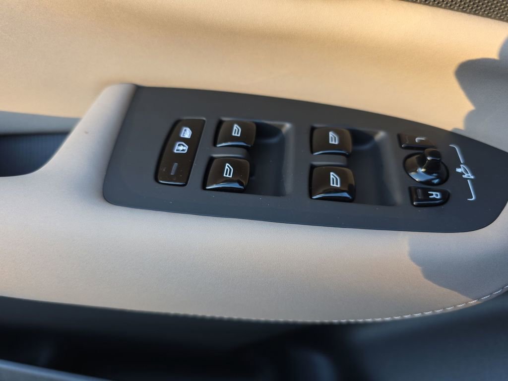 New 2026 Volvo XC90 B6 Plus image 32