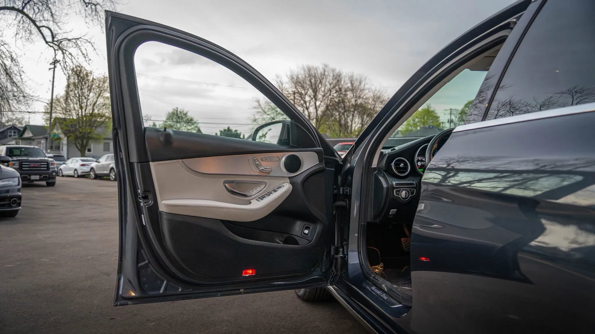 Used 2016 Mercedes-Benz C 300 4MATIC Sedan w/ Premium 1 Package image 9
