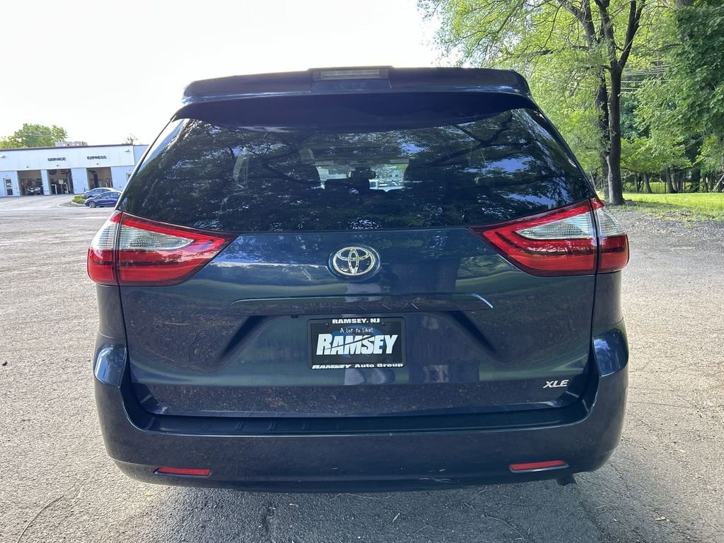 Used 2018 Toyota Sienna XLE FWD image 27