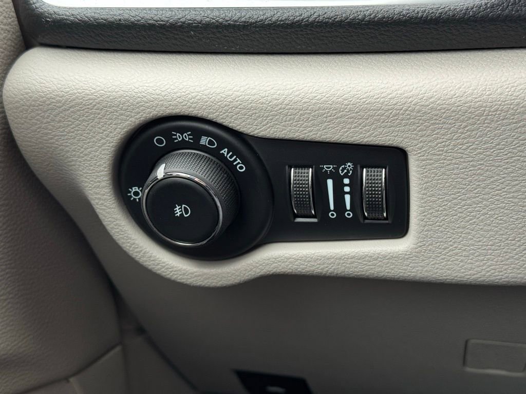 Used 2024 Chrysler Pacifica Limited image 35