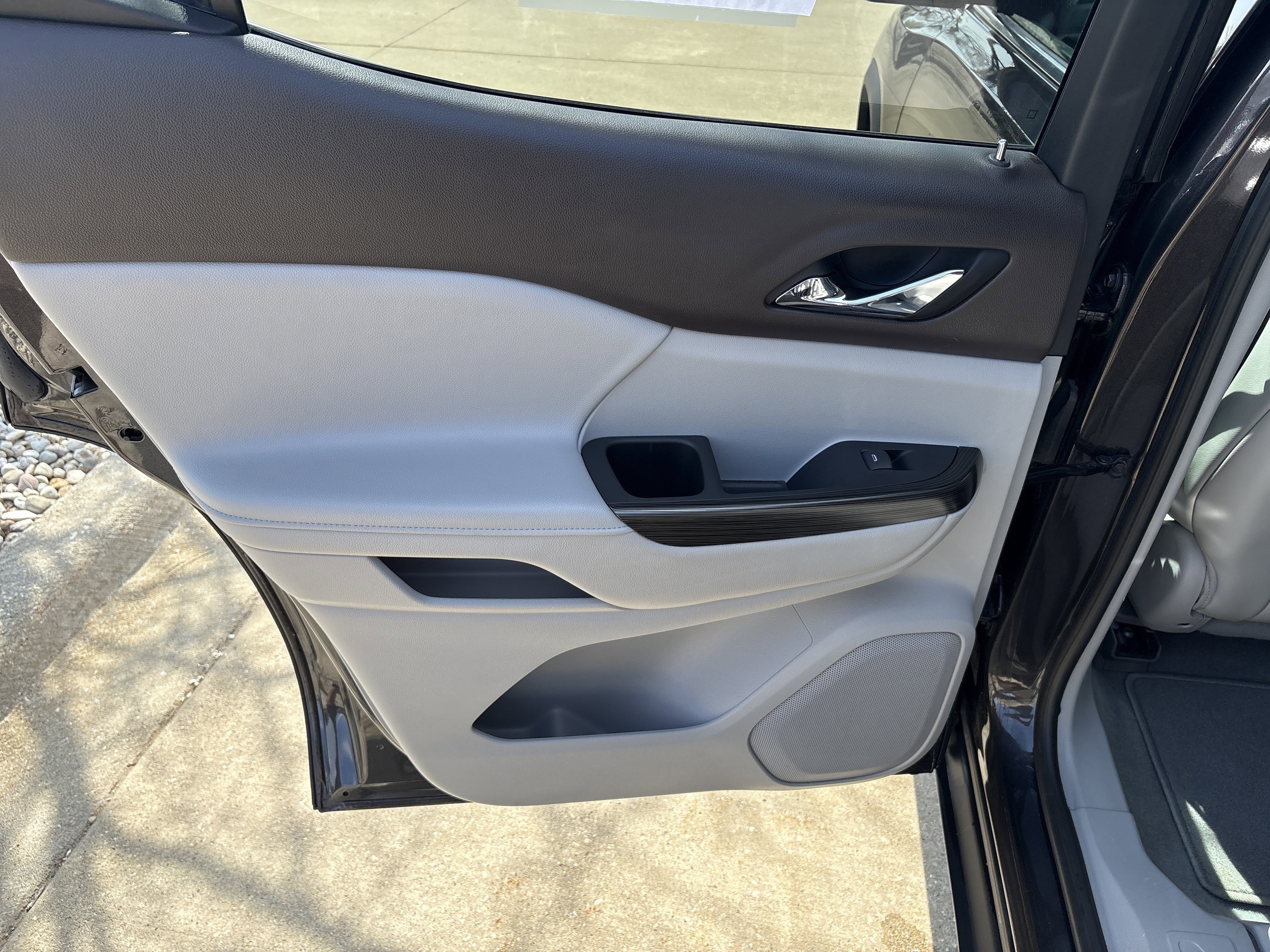 Used 2018 GMC Acadia SLT image 11