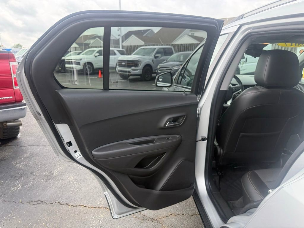 Used 2017 Chevrolet Trax LT w/ LT Convenience Package AWD/4WD image 27