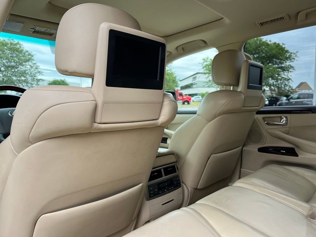 Used 2013 Lexus LX 570 4WD w/ Luxury Pkg image 21