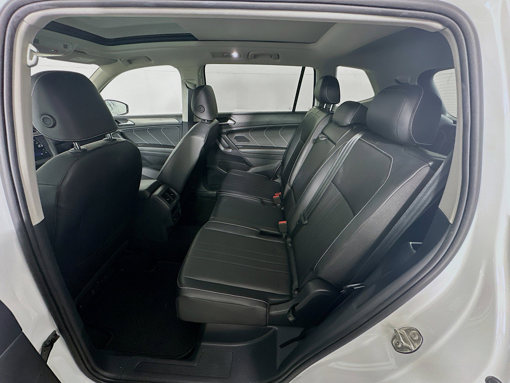 Used 2022 Volkswagen Tiguan SE w/ Panoramic Sunroof Package image 29