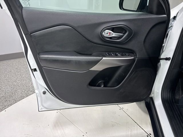 Used 2019 Jeep Cherokee Latitude w/ Popular Appearance Group AWD/4WD image 8