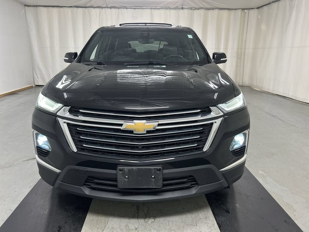 Used 2022 Chevrolet Traverse LT w/ LT Premium Package AWD/4WD image 3
