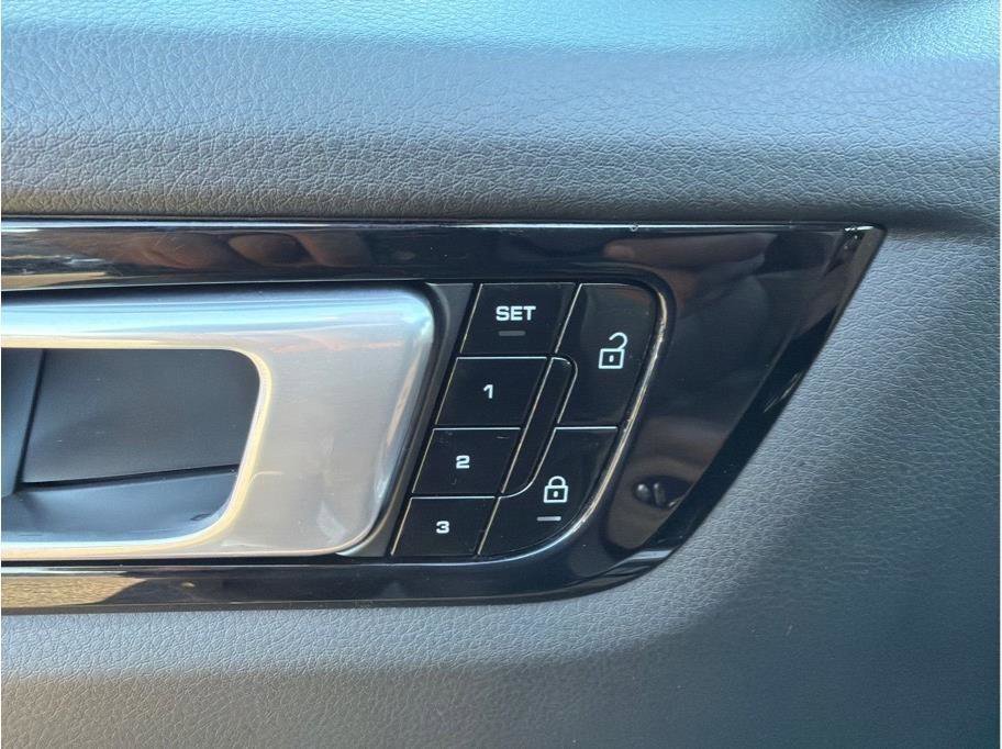 Used 2020 Porsche Cayenne S image 9