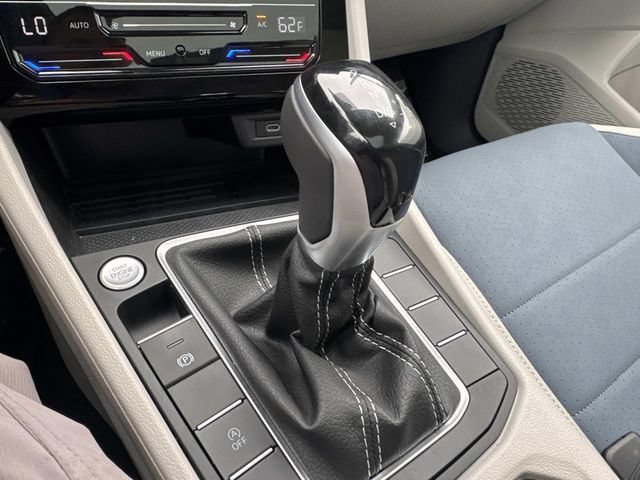 New 2025 Volkswagen Jetta SE FWD image 18