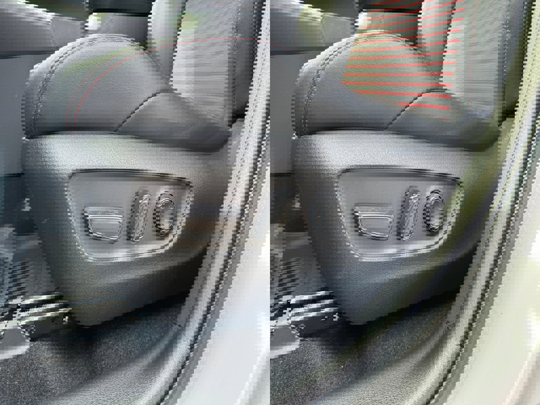 Used 2022 Toyota RAV4 XSE w/ Weather Package image 31