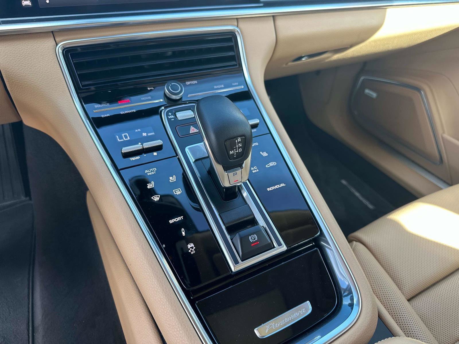 Used 2022 Porsche Panamera image 22