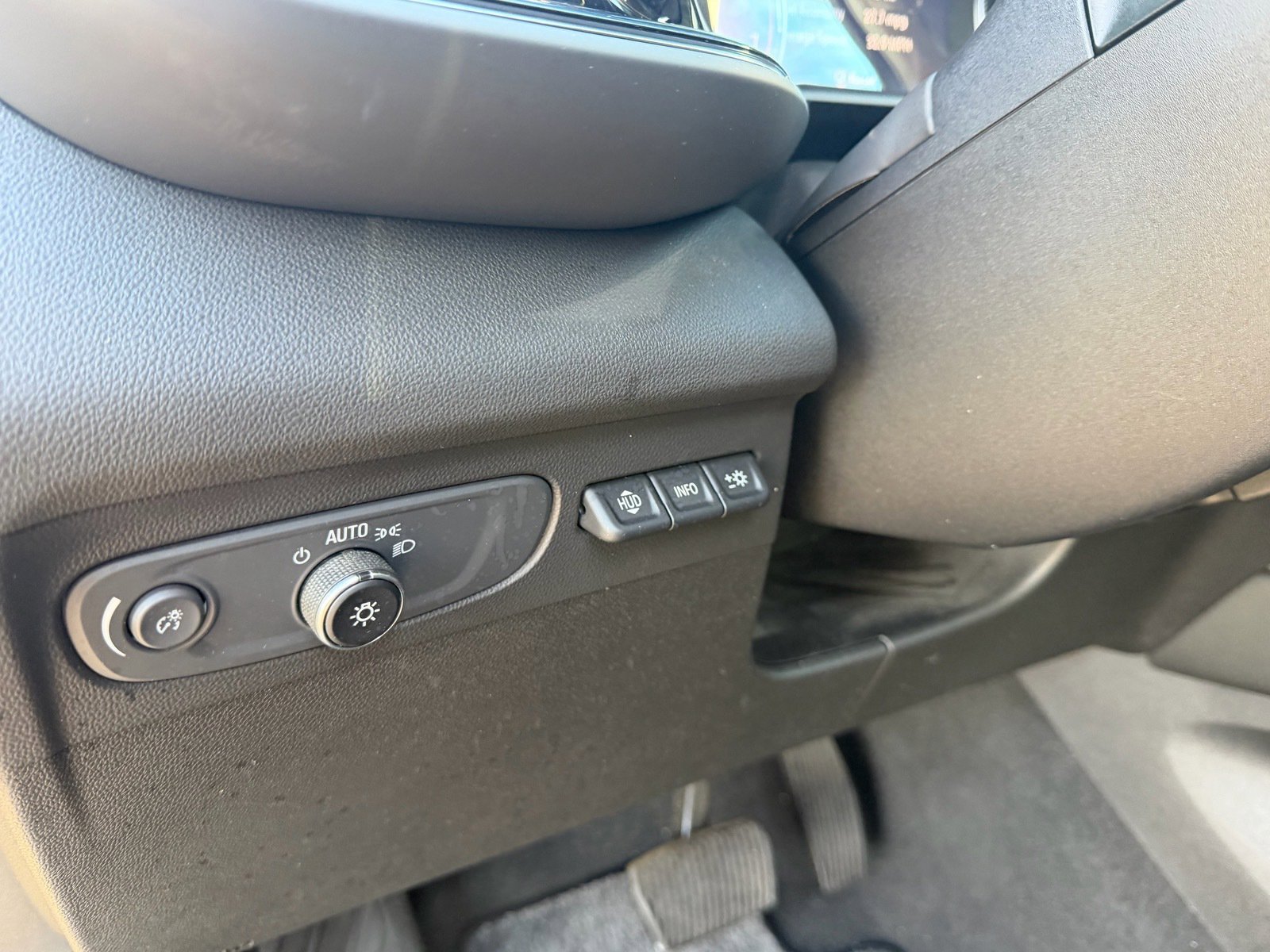 Used 2021 Buick Envision Avenir w/ Technology Package II image 23