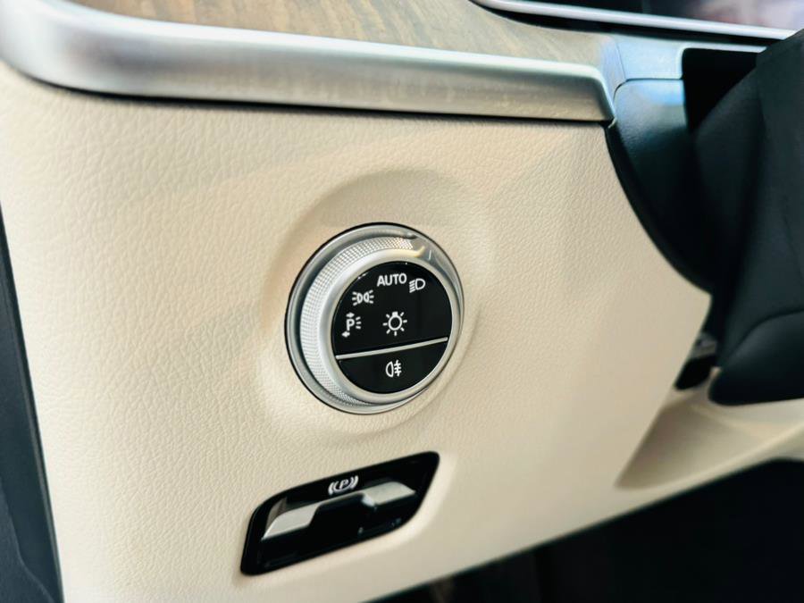 Used 2025 Mercedes-Benz C 300 4MATIC Sedan image 13