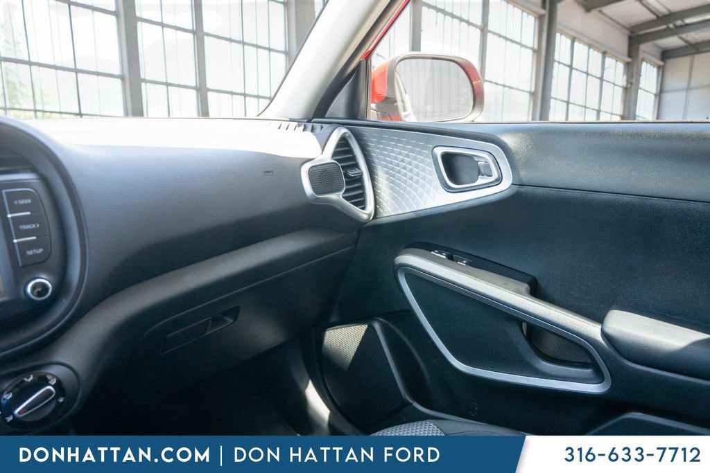 Used 2025 Kia Soul LX FWD image 15