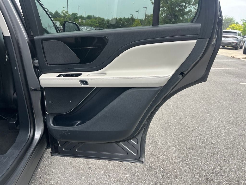 Certified 2025 Lincoln Aviator AWD image 17