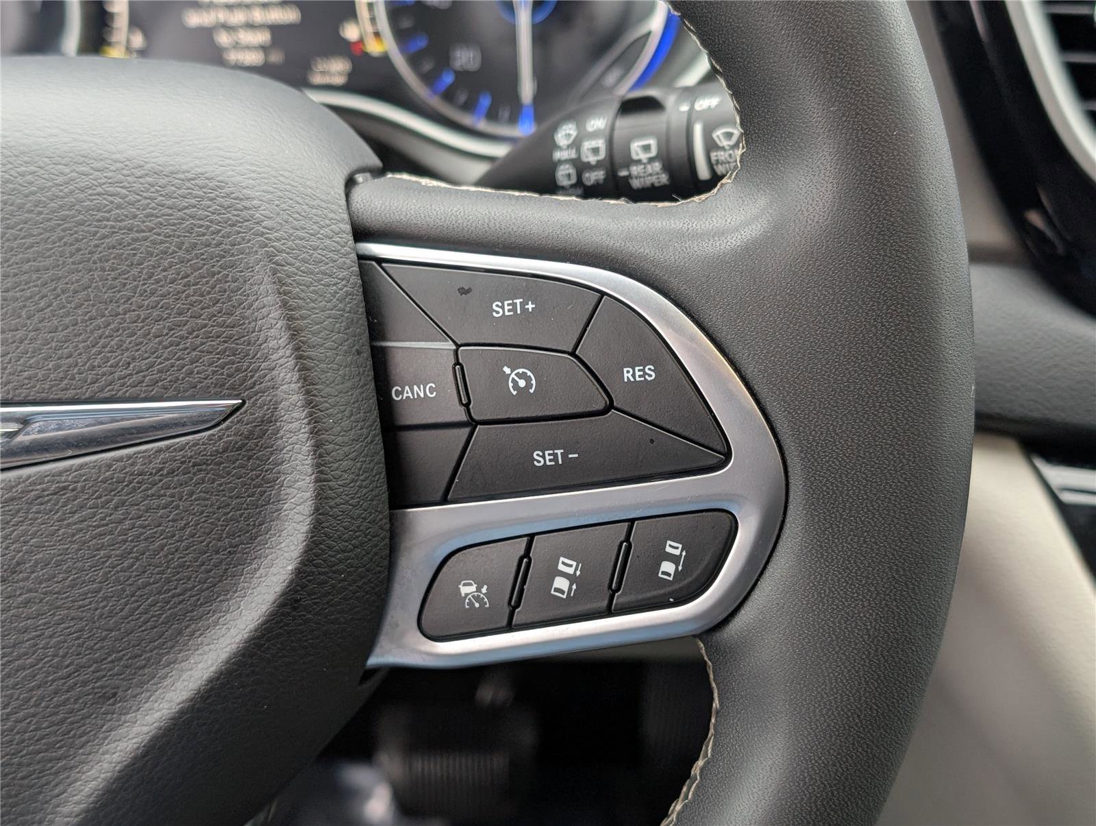 Used 2023 Chrysler Pacifica Touring-L image 23