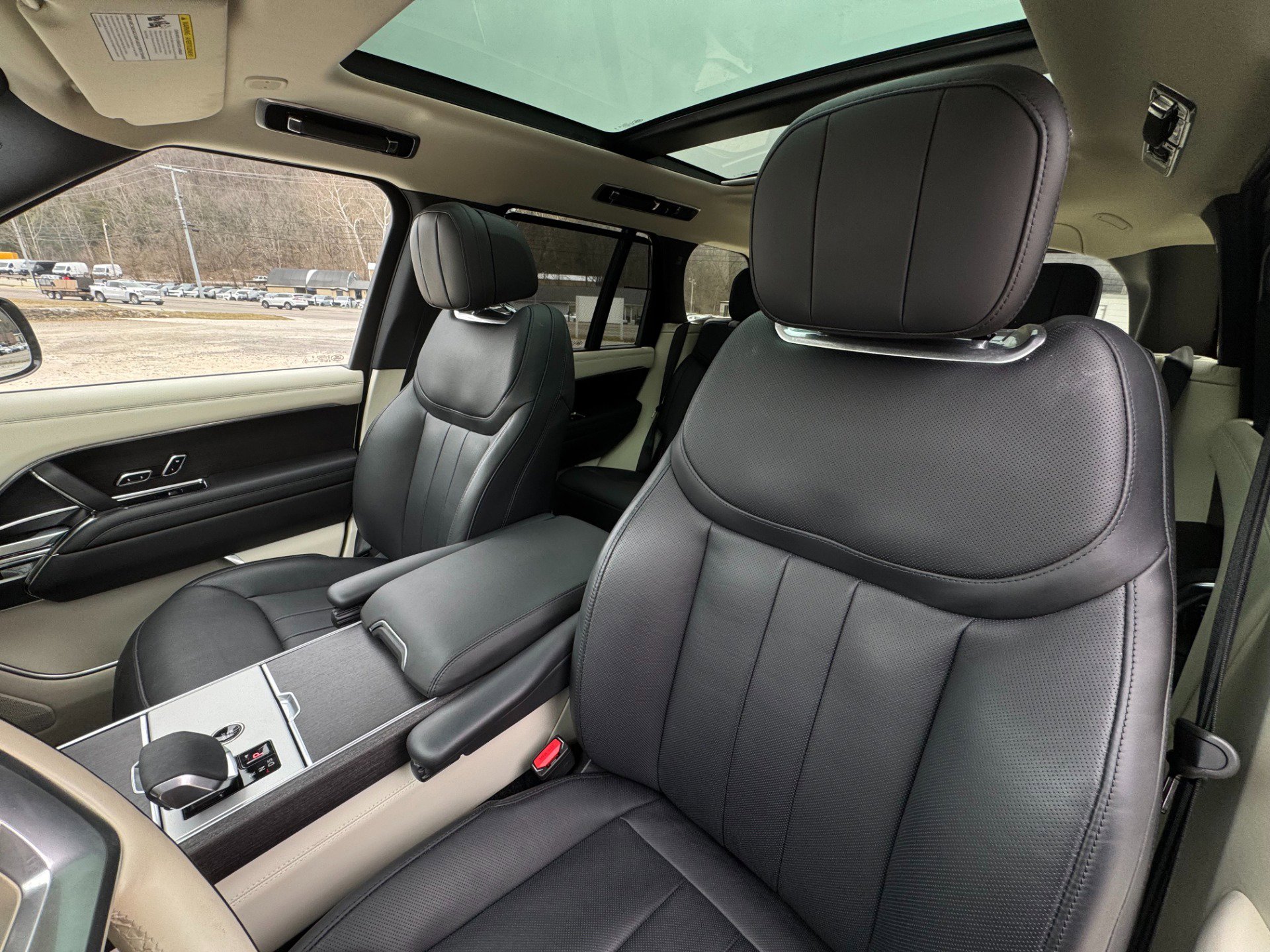 Used 2024 Land Rover Range Rover SE image 11