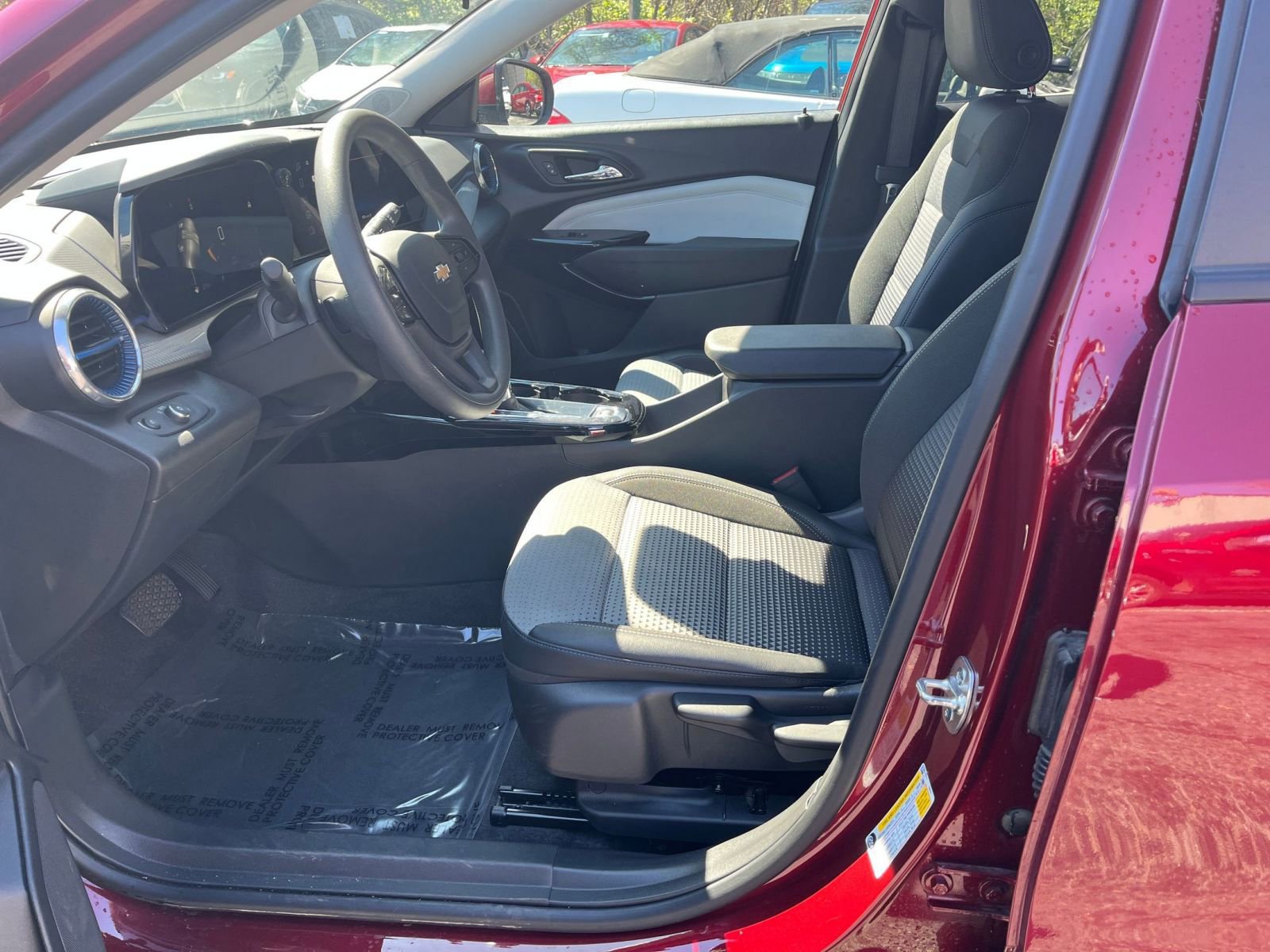 Used 2025 Chevrolet Trax LT FWD image 23