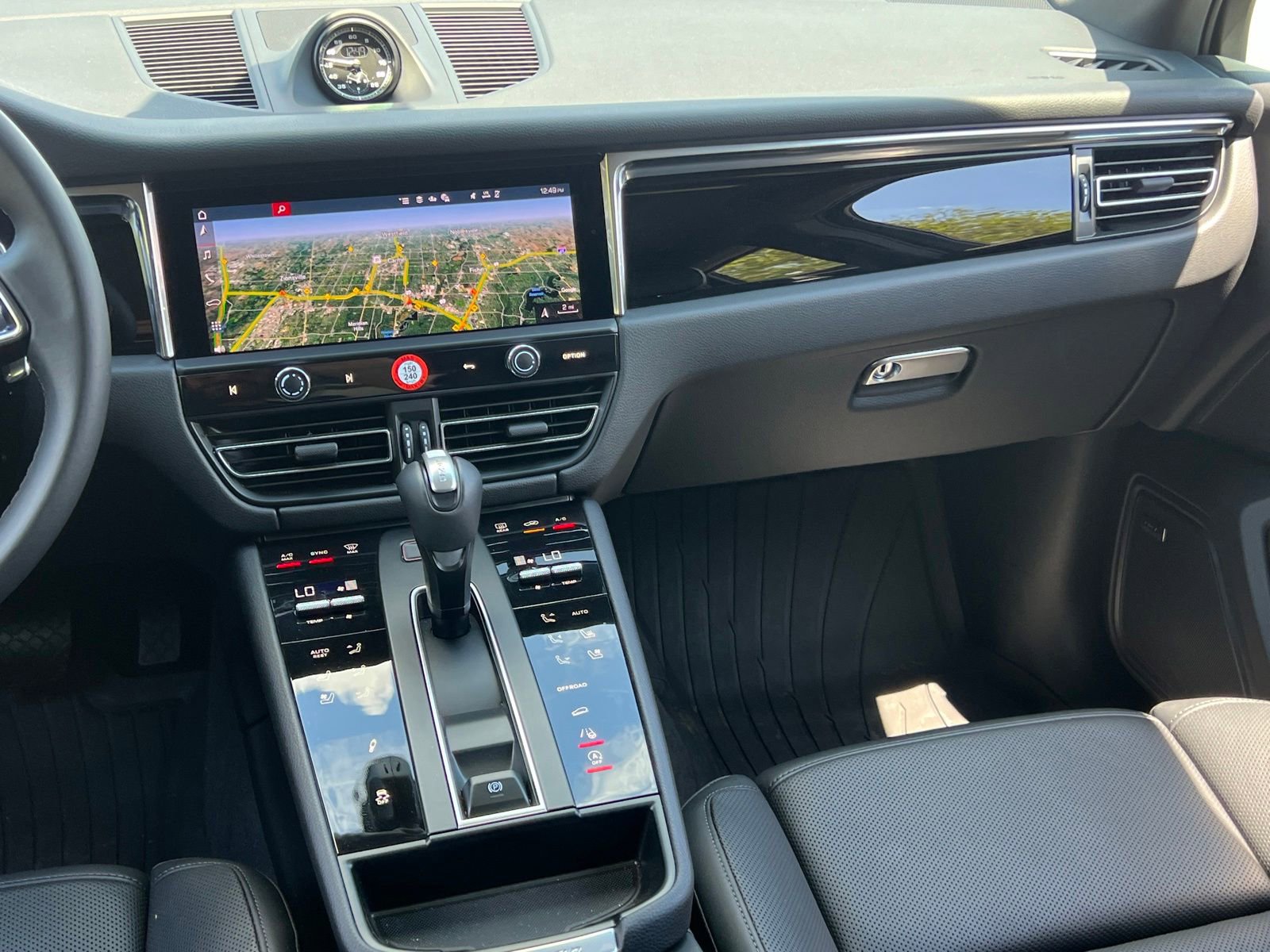 Certified 2025 Porsche Macan AWD/4WD image 27