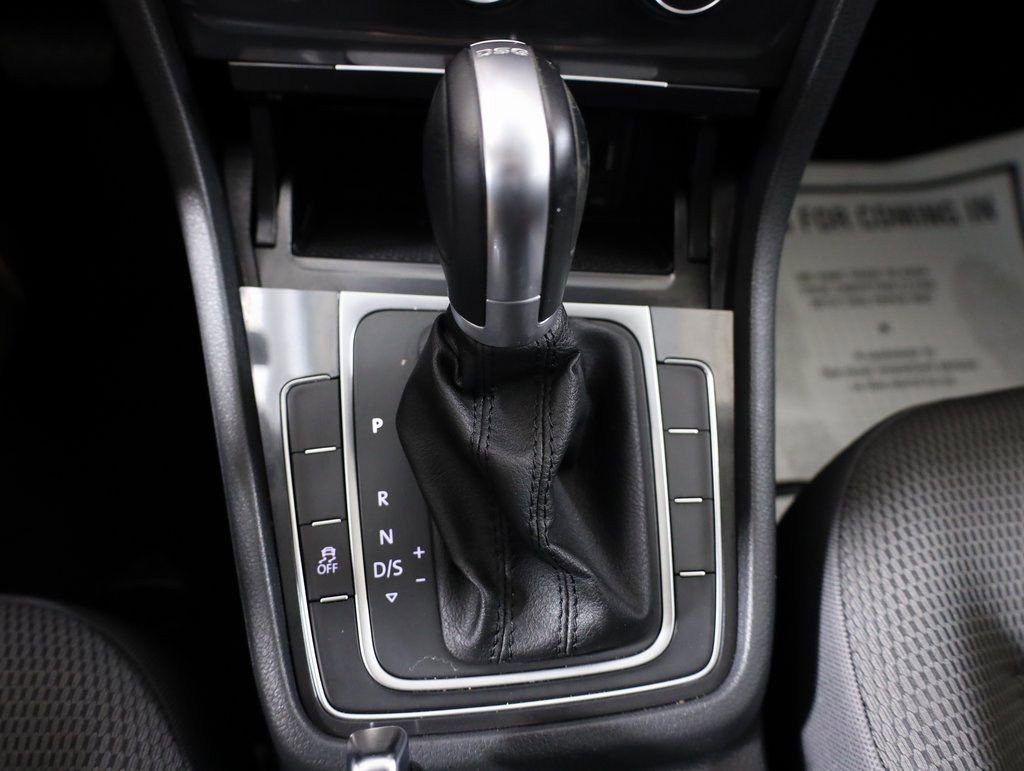 Used 2018 Volkswagen Golf S image 23