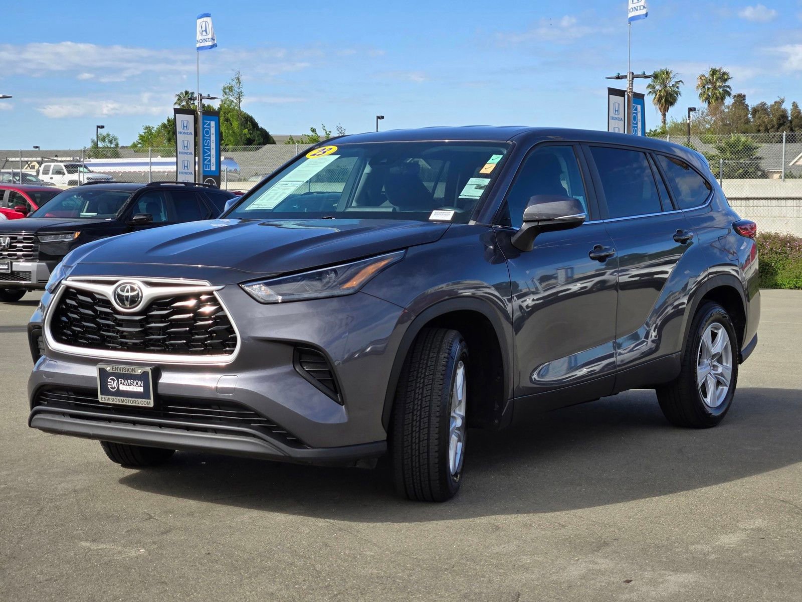 Used 2023 Toyota Highlander L FWD image 3