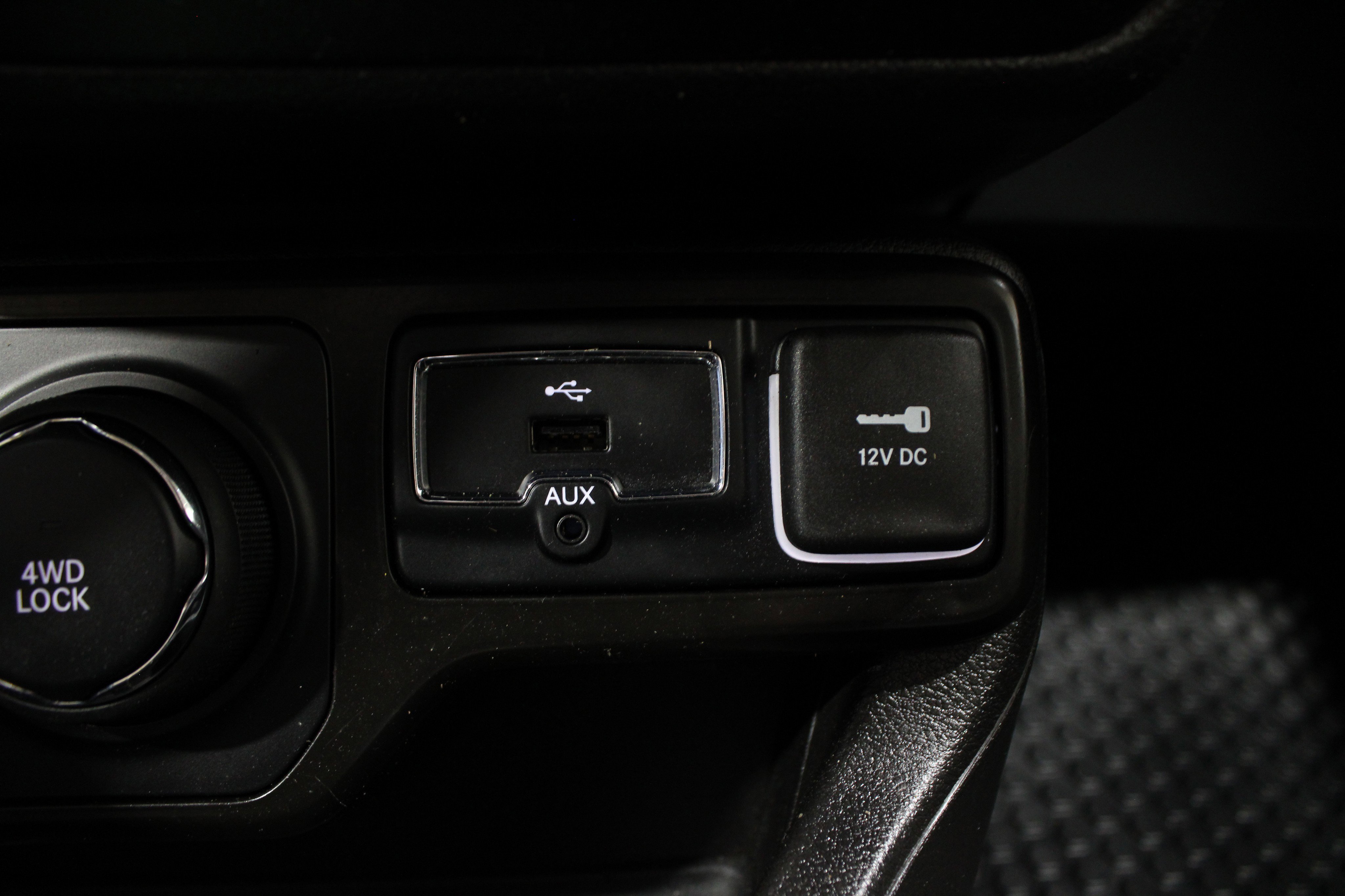 Used 2023 Jeep Renegade Latitude w/ Premium Group image 24