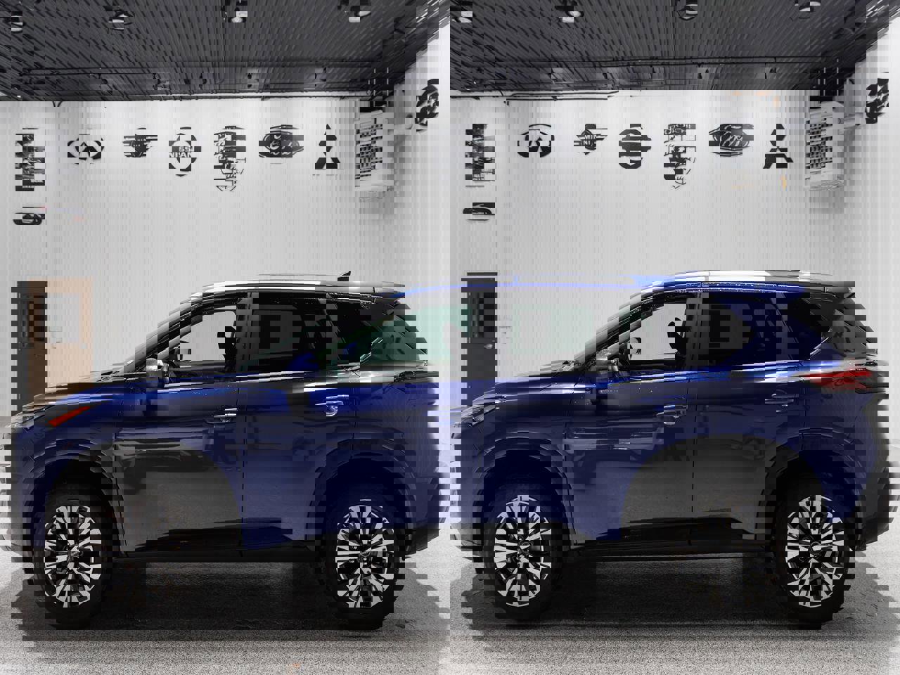 Used 2023 Nissan Rogue SV image 3