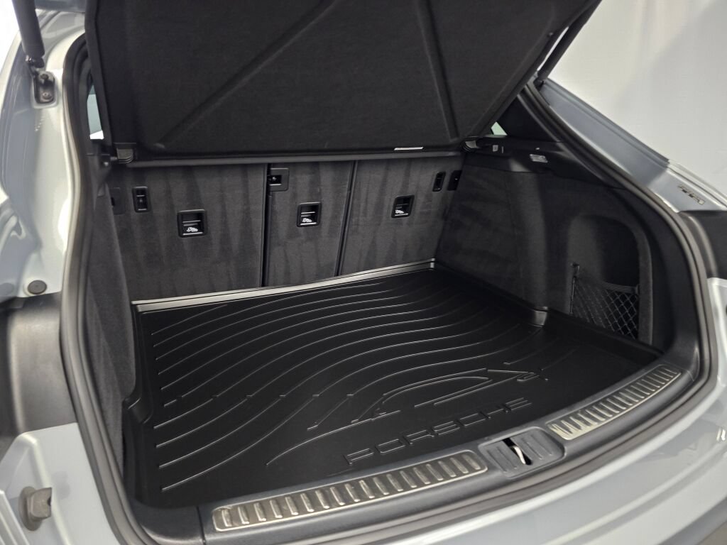 Certified 2023 Porsche Macan AWD/4WD image 22