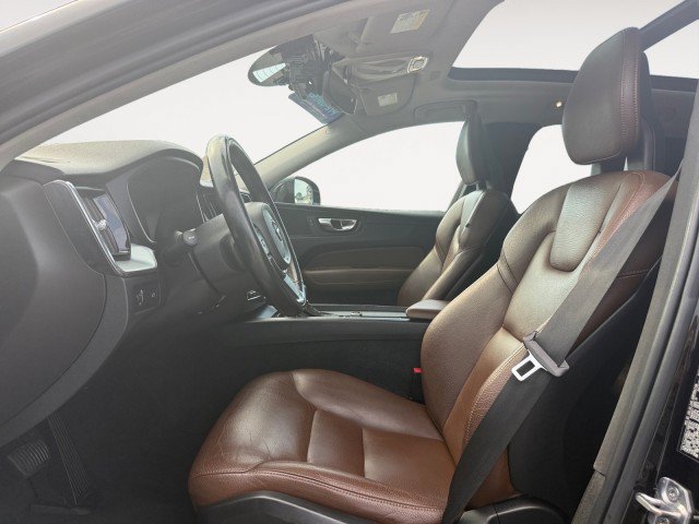 Used 2018 Volvo XC60 T6 Momentum w/ Convenience Package AWD/4WD image 2