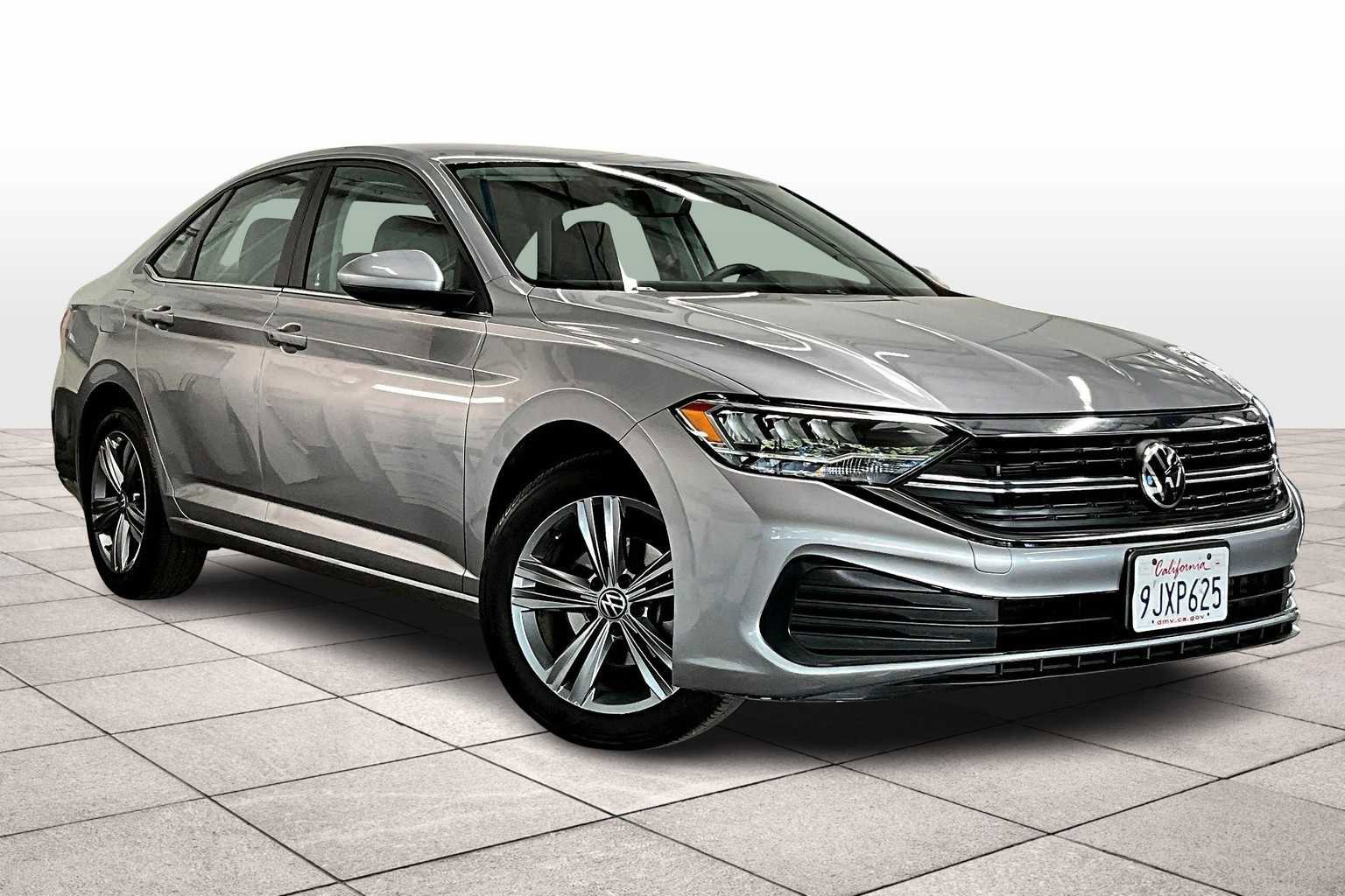 Used 2024 Volkswagen Jetta SE image 2