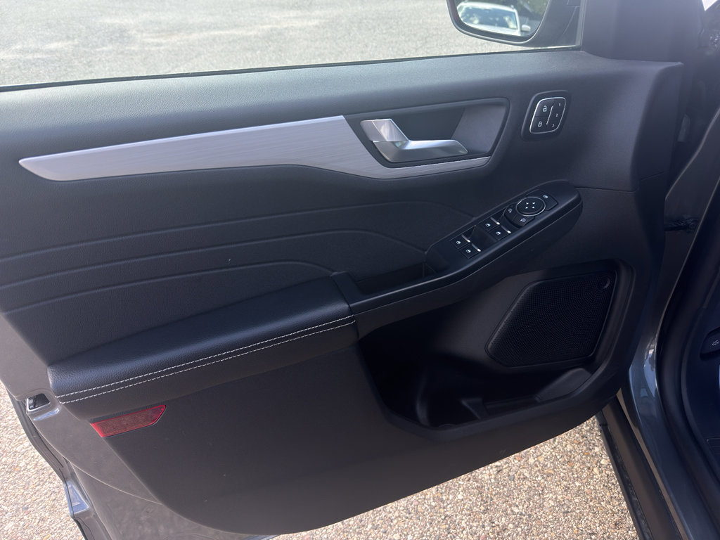 Used 2025 Ford Escape Platinum AWD/4WD image 18